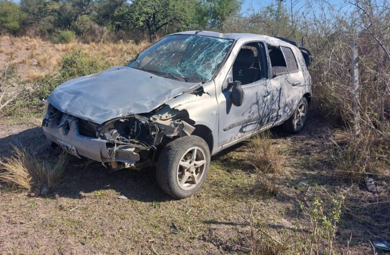 Siendo las 8 : 40 Hs de esté Domingo vuelca un automóvil pasando Puente Estaca