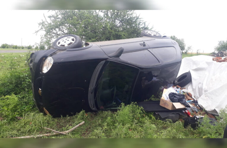 Se produjo un vuelco de un automóvil en acceso a la ciudad de Santa Elena.