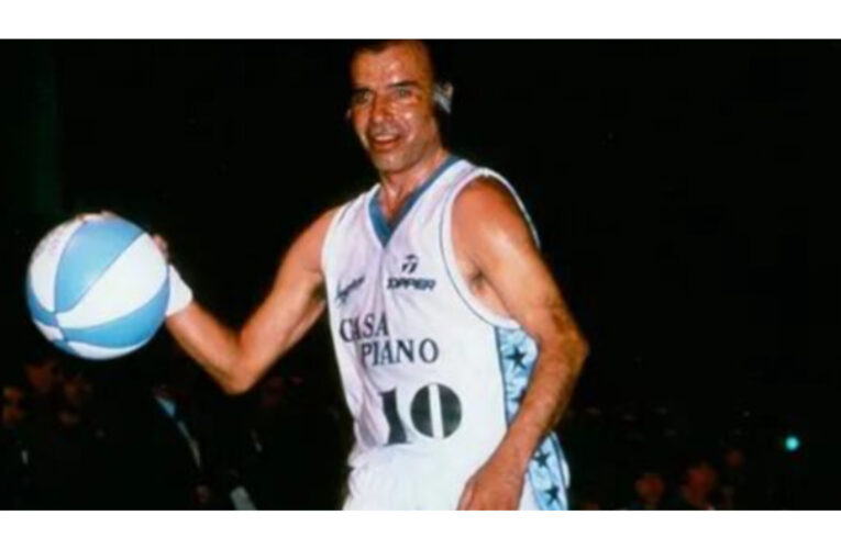 El antecedente de un presidente en el Luna Park: el día que Menem jugó al básquet