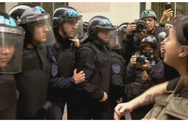 “Estás llorando y me doy cuenta”: el cruce entre un policía y una manifestante fuera del Congreso