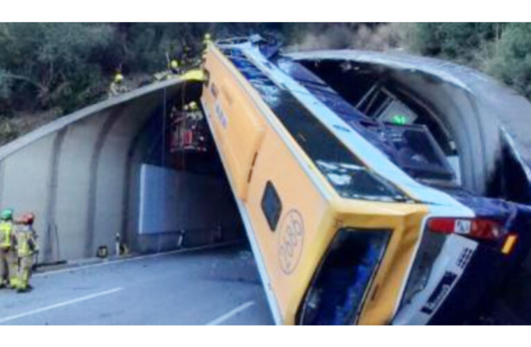 Barcelona: Así han evacuado en sentido contrario a los coches atrapados por el accidente de autobús en Pineda de Mar