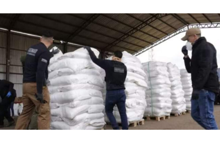 Interceptan en Paraguay el mayor envío de cocaína de la historia, oculto en bolsas de azúcar.