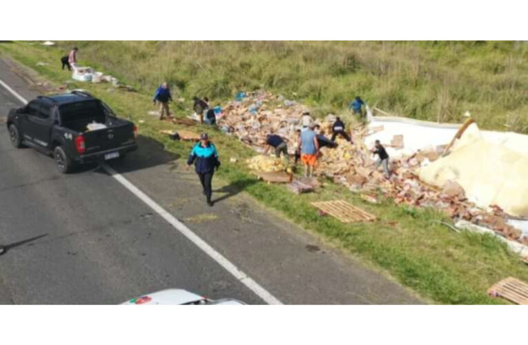 Volcó un camión que trasladaba pollos en la Ruta 2 y la gente lo saqueó