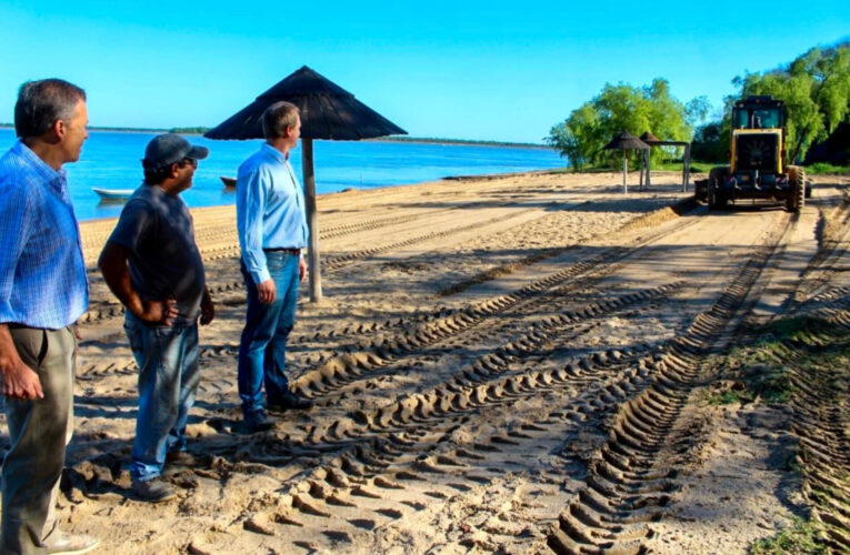 La Paz: Personal municipal se encuentra trabajando en la playa “La Curtimbre”.