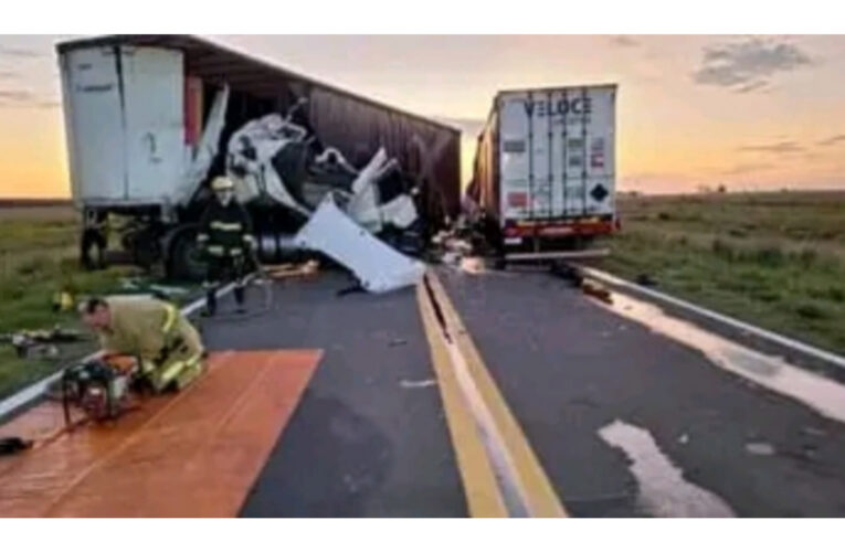 Corrientes: Fuerte choque entre dos camiones, un muerto