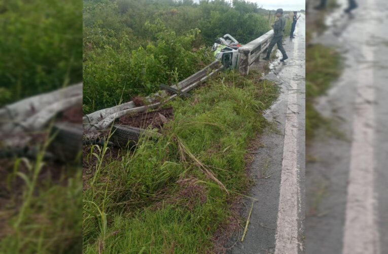 Debido a las inclemencias del tiempo,una Ambulancia del Hospital Santa Elena Cayó abajo del Puente Arroyo Los Pozos .