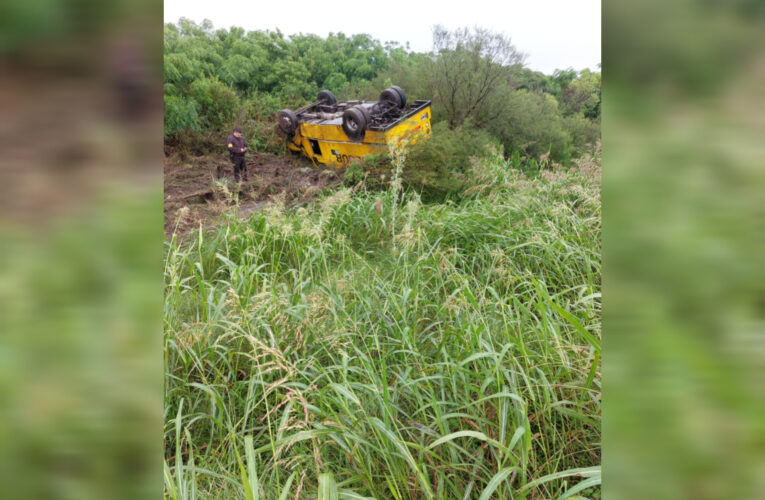 Siniestro vial ocurrido en Ruta Nacional N° 12 , un camión de caudales Volcó sobre la Banquina.