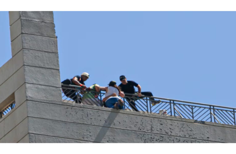 Video: así fue el cinematográfico rescate de la mujer que amenazó con tirarse al vacío en el centro de Mendoza