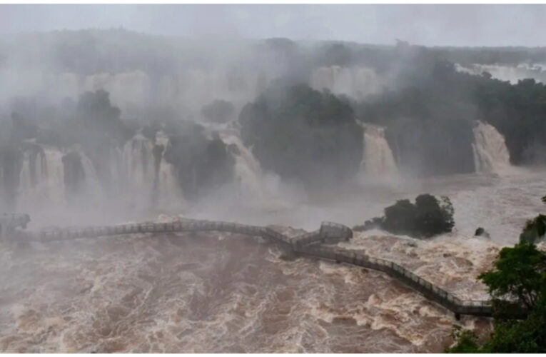 Crecida del río Iguazú: cerraron la Garganta del Diablo y otros circuitos de las Cataratas