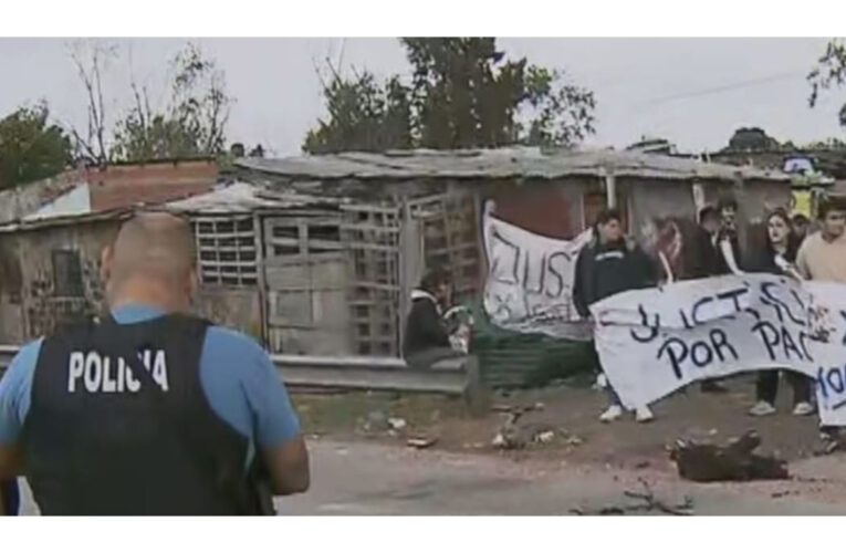 Tensión en un piquete en Bernal: un nene quiso atacar a un policía con un cuchillo