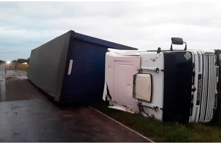 Camión brasileño volcó en el sur entrerriano en la Autovía 12