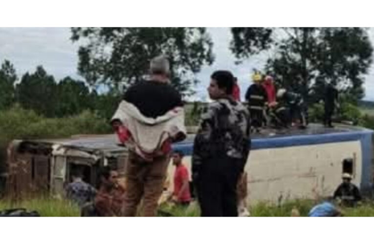 Murieron siete obreros de aserradero correntino tras vuelco de colectivo en Misiones