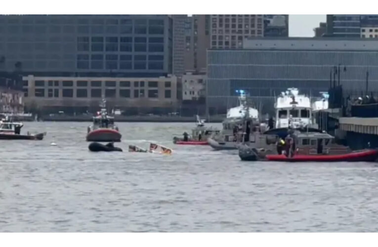 Rescatan a cinco personas de un mortal accidente de helicóptero en el río Hudson, en Nueva York