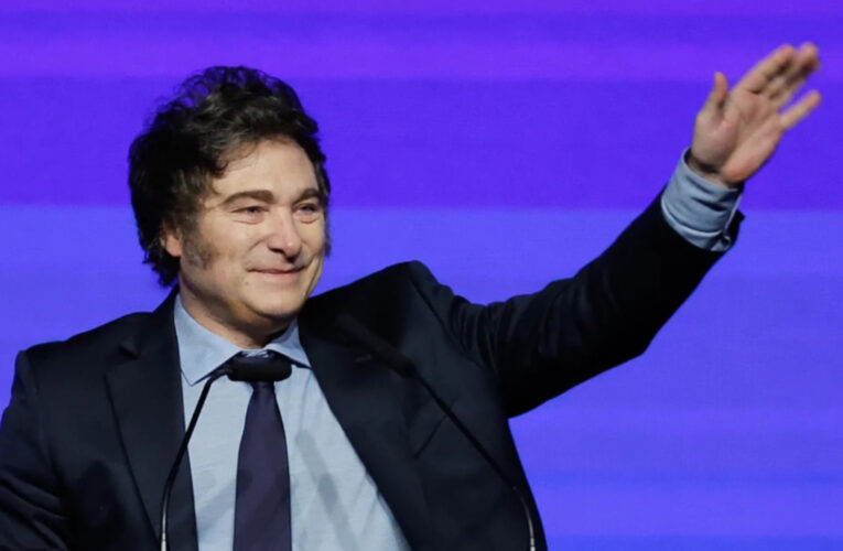 Milei a los periodistas en su día: «Luces, cámaras…mienta»