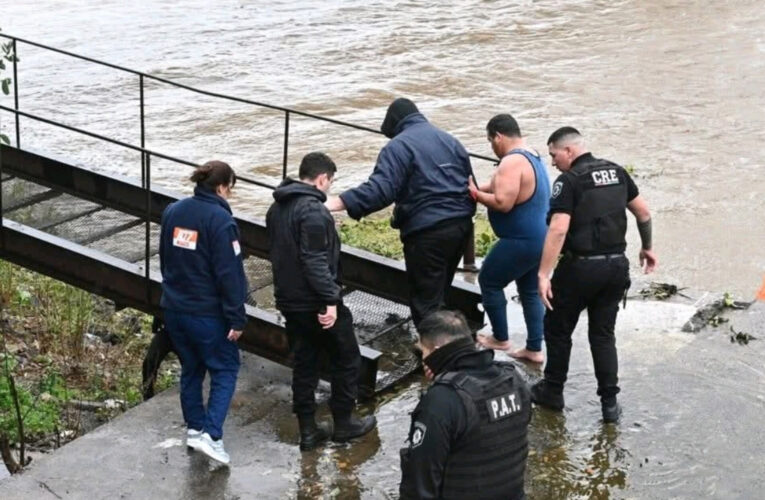 Un Hombre se Arrojó desde el Puente Colgante y fue rescatado con vida por Efectivos Policiales en Santa Fe