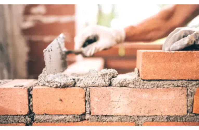 Un padre albañil en busca de justicia: la madre se fue y él solicita una cuota alimentaria