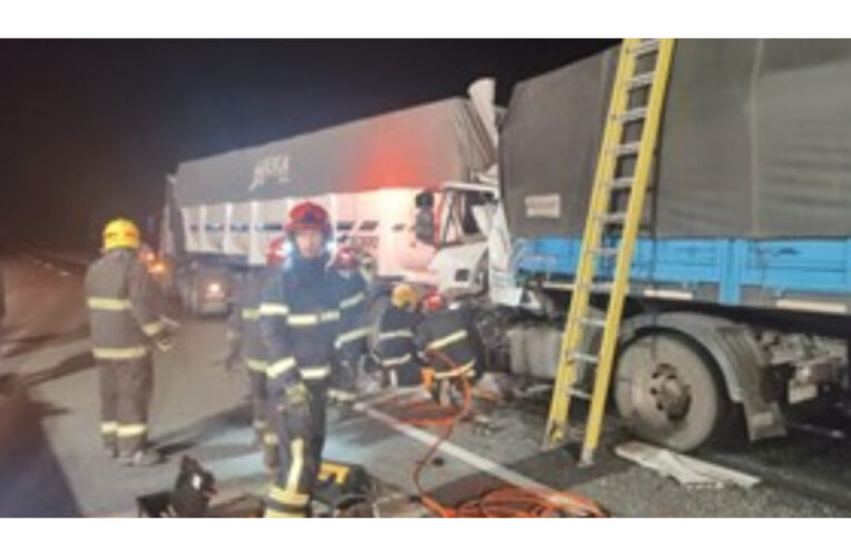 Dos camiones chocaron en la autopista Córdoba-Rosario y un conductor quedó atrapado