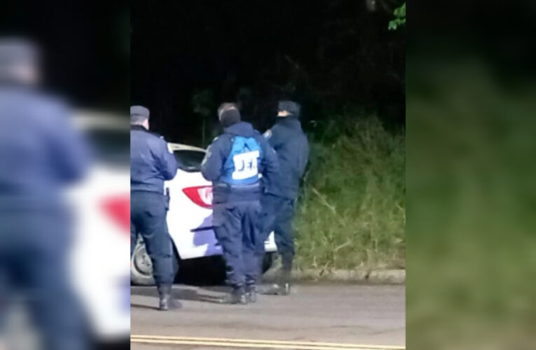 Rescataron a un joven taxista atrincherado en su auto que se autoinfringió heridas