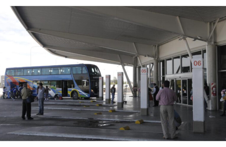 Joven bajó en la terminal de Santiago para ir al baño y se subió a otro micro: su madre se dio cuenta cuando llegó a Córdoba