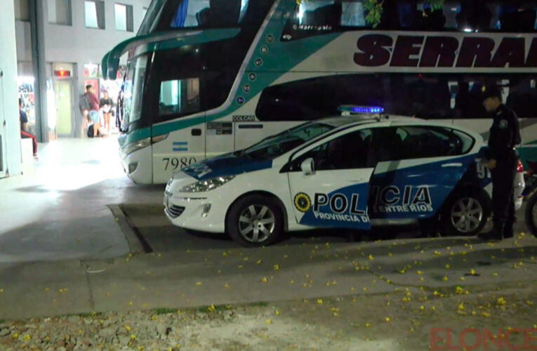 Violenta agresión en la Terminal de Ómnibus de Paraná: una mujer en situación de calle golpeó a un policía