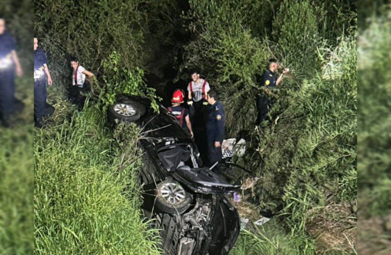 Un auto con 4 ocupantes cayó bajo un puente en la Ruta 12 ,Cerca de La Paz : una mujer de 73 años quedó atrapada