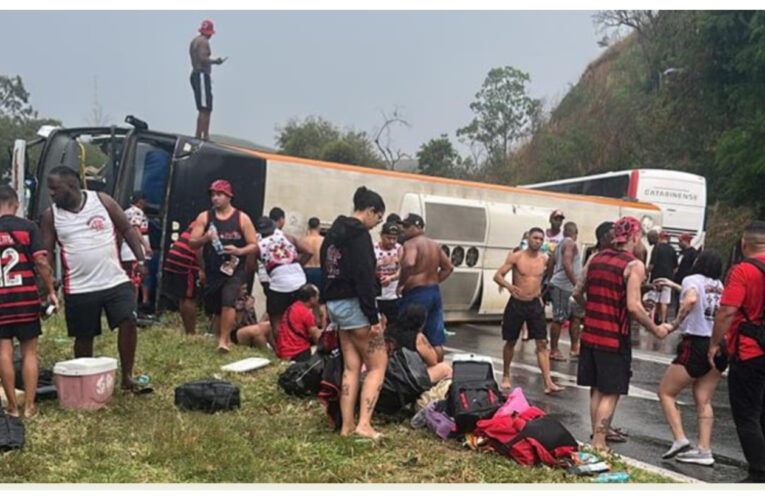 Volcó un colectivo con hinchas de Flamengo que viajaban a Argentina: 16 heridos