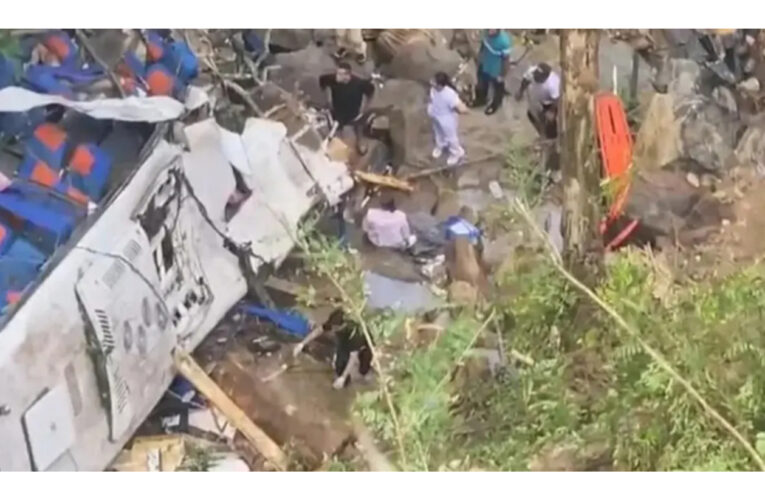 Accidente en Colombia: al menos 17 adolescentes murieron tras caer un micro a un precipicio