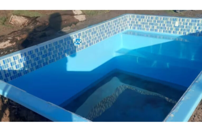 Le robaron la pileta, la buscó con un drone y descubrió que su vecino la estaba instalando en el patio