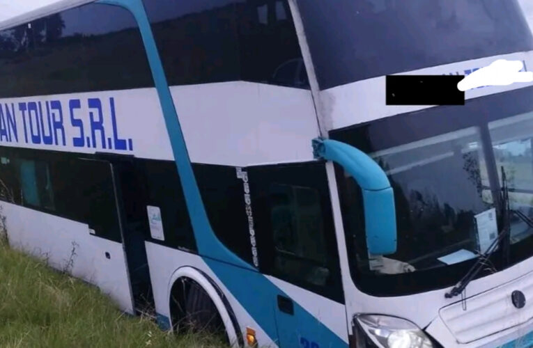 Insólito: Violenta discusión culminó con el despiste de un micro de larga distancia