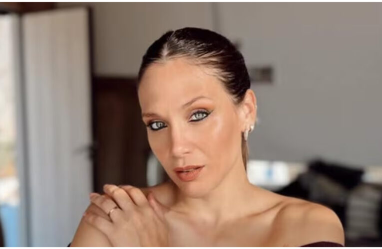 Desde la pileta, Barbie Vélez mostró su colección de trajes de baño animal print y sorprendió con el accesorio tendencia del verano