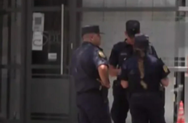 Un joven fue hospitalizado tras caer desde un edificio y se investigan las circunstancias