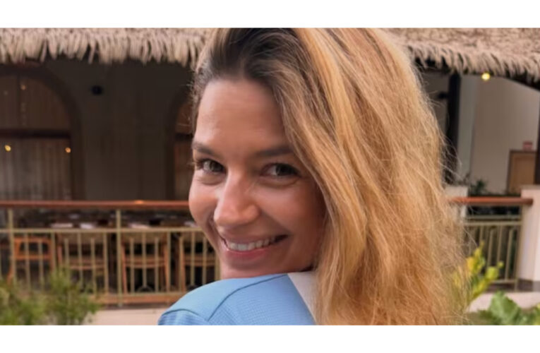 Desde Brasil, Marcela Kloosterboer se mostró en microbikini con la camiseta de la Selección argentina