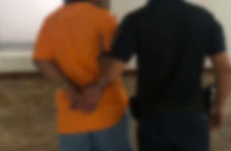 Detienen a un hombre por dañar la vidriera de un local comercial en pleno centro