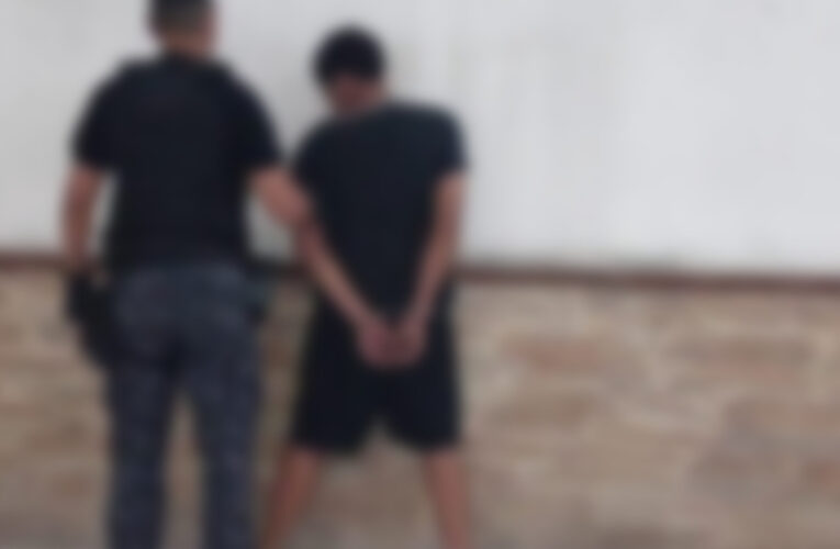 Detuvieron a un joven por atentado a la autoridad tras arrojar botellas a transeúntes y un móvil policial
