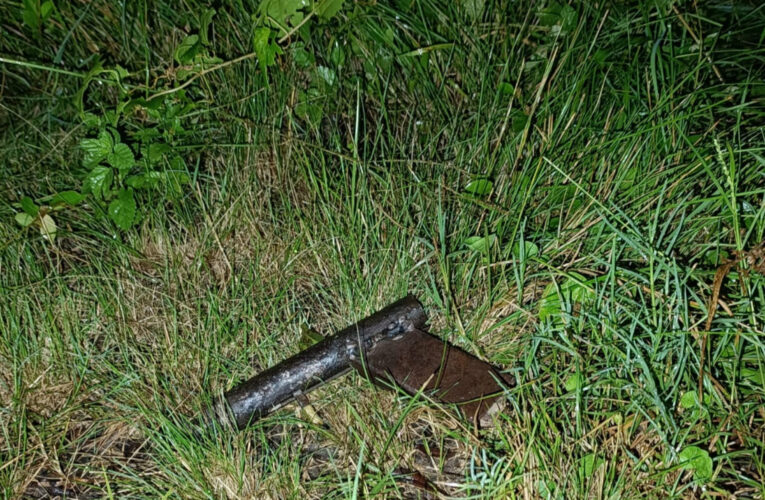 La Paz : Joven intentó huir de la Policía y descartó un arma de fuego casera