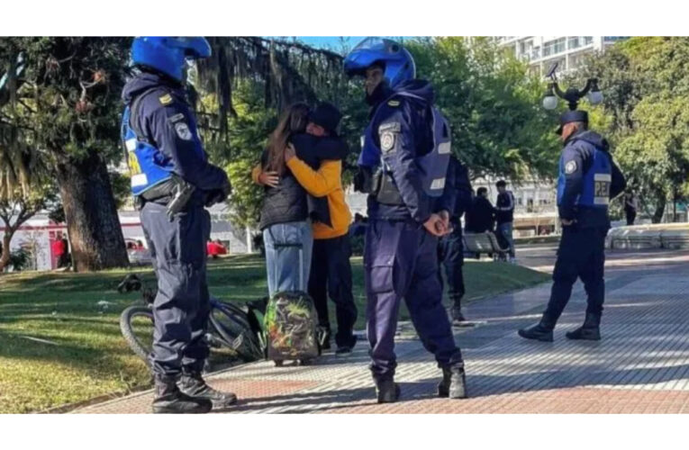 Indignación en Paraná: un operativo policial contra un vendedor de libros en la plaza