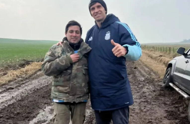 El Dibu Martínez quedó atrapado en el barro y un fanático fue su salvador