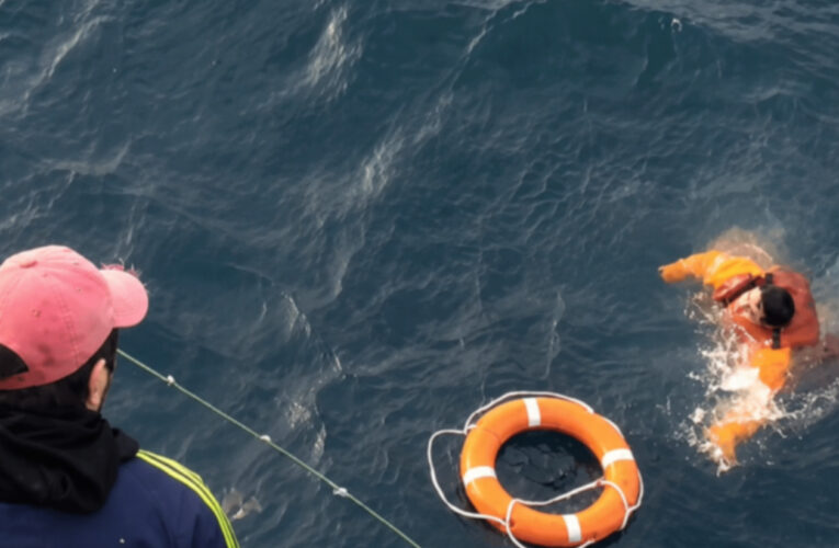 Cayó del Argenova XXVI y fue rescatado tras diez minutos en el agua